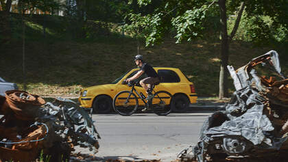 Anton Shooski mit dem Fahrrad in Kyjiw