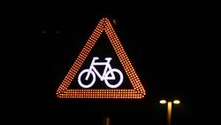rb-fahrrad-schild-beleuchtet-COLOURBOX1217598